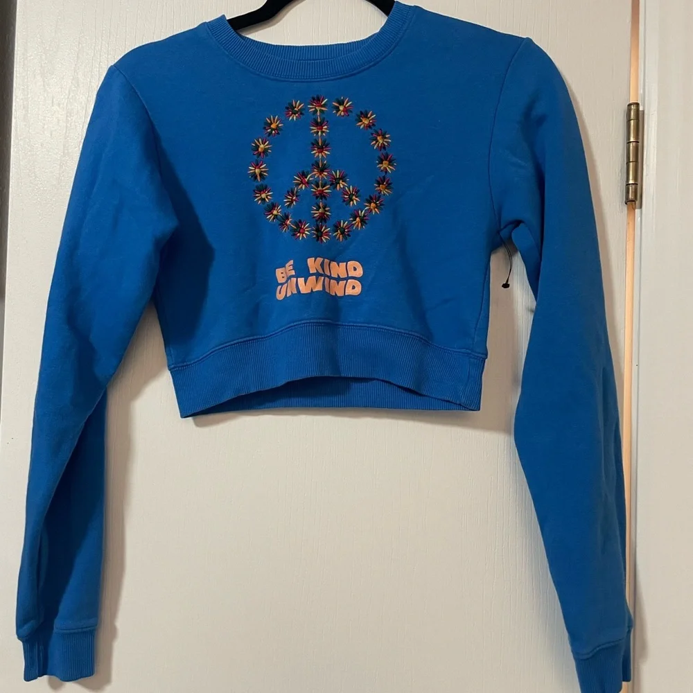 NWOT 🩵Urban Outfitters Bright Blue Embroidered Peace Cropped sweatshirt size XS